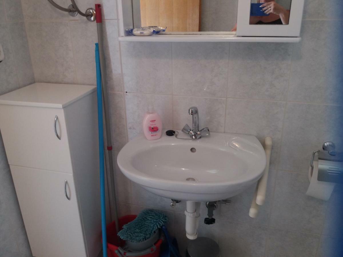 Apartmani Ana-Lora Lopar Ngoại thất bức ảnh